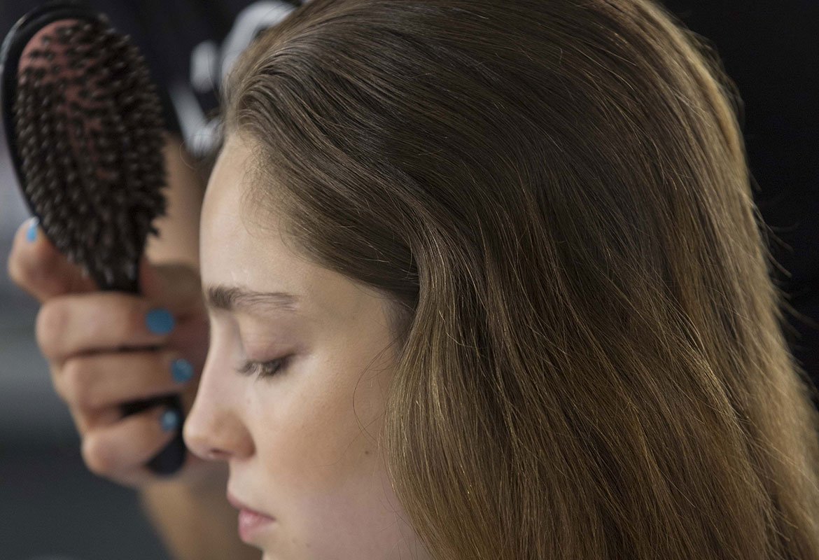 Para que el pelo graso aguante más tiempo limpio, usa la Laca Elnett Extrafuerte Volumen de L’Oréal Paris para darle volumen, especialmente el día después de lavarlo.